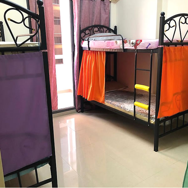 Lakeside Hostel Downtown front view